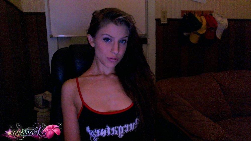 15P Hot teen model Sica Marie does a sexy cam show for her members