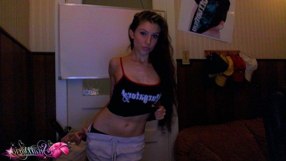 15P Hot teen model Sica Marie does a sexy cam show for her members