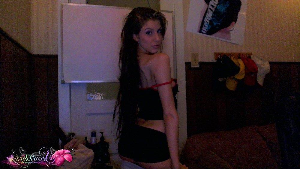 15P Hot teen model Sica Marie does a sexy cam show for her members
