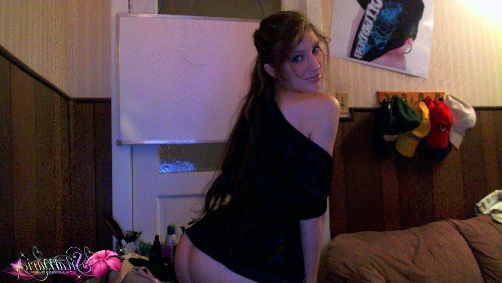 15P Hot teen model Sica Marie does a sexy cam show for her members
