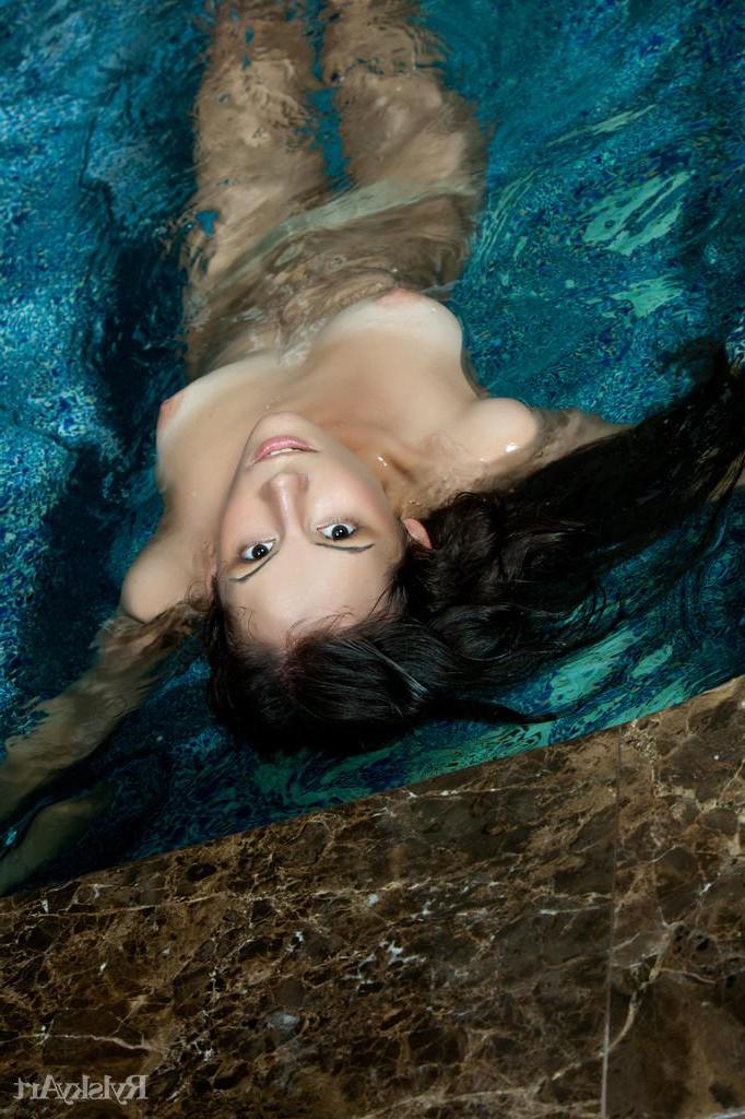 16P Pictures of skinny teen Swan showing her hot body