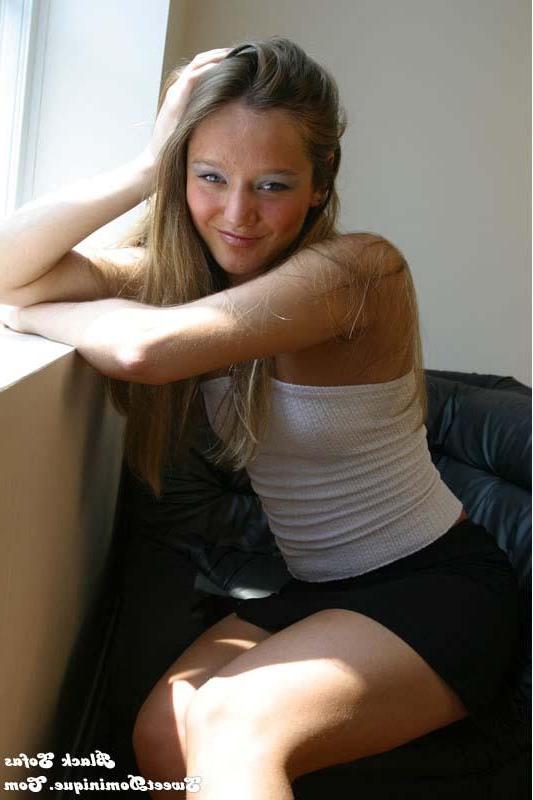 15P Pictures of Sweet Dominique teasing with her long legs