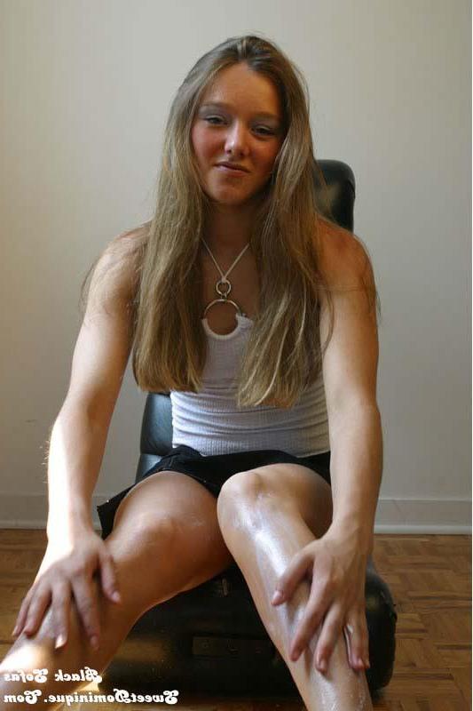 15P Pictures of Sweet Dominique teasing with her long legs