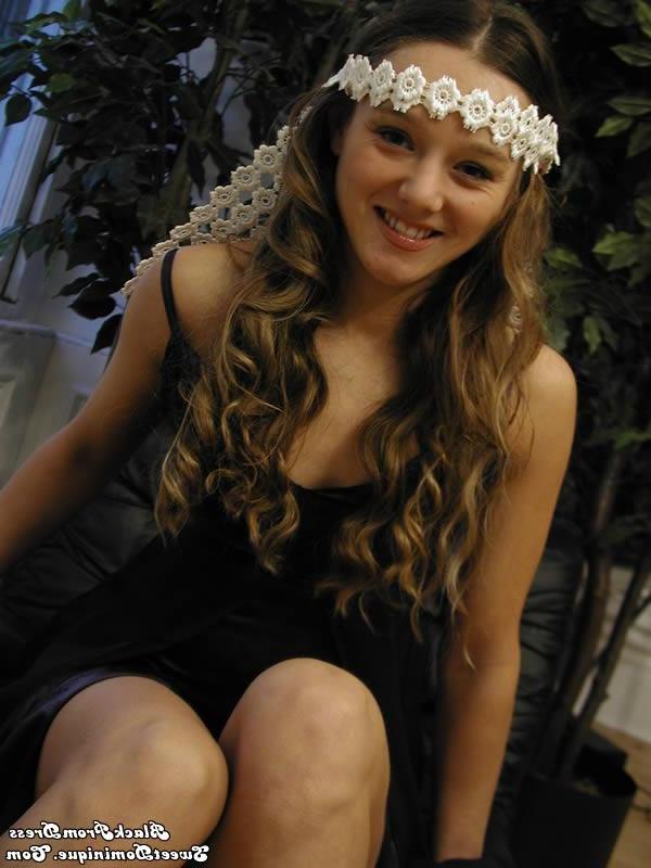 15P Pictures of teen babe Sweet Dominique looking cute for the camera