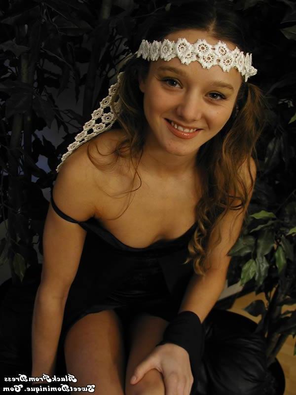 15P Pictures of teen babe Sweet Dominique looking cute for the camera
