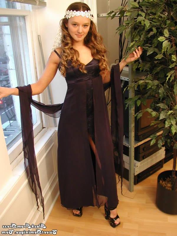 15P Pictures of teen babe Sweet Dominique looking cute for the camera