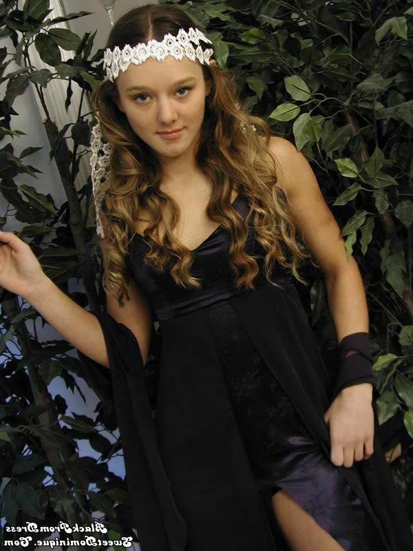 15P Pictures of teen babe Sweet Dominique looking cute for the camera