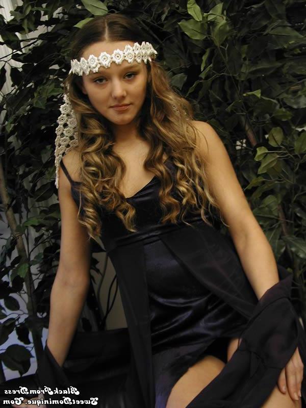 15P Pictures of teen babe Sweet Dominique looking cute for the camera
