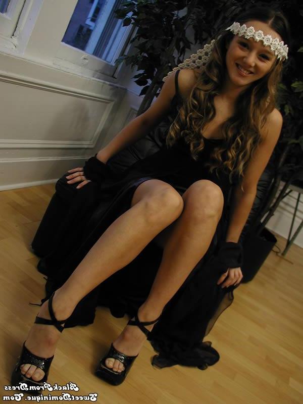 15P Pictures of teen babe Sweet Dominique looking cute for the camera