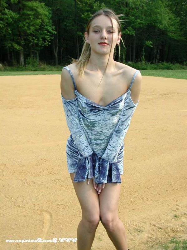 15P Pictures of Sweet Dominique teasing in a park
