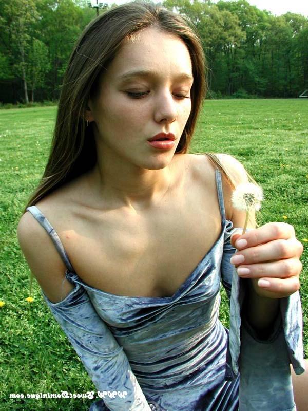 15P Pictures of Sweet Dominique teasing in a park
