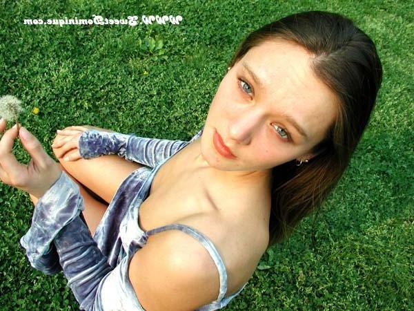 15P Pictures of Sweet Dominique teasing in a park