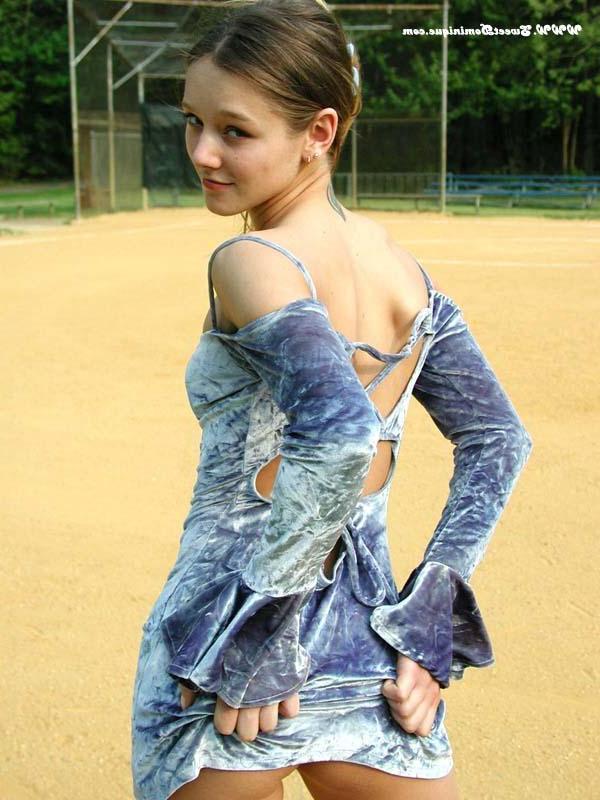 15P Pictures of Sweet Dominique teasing in a park