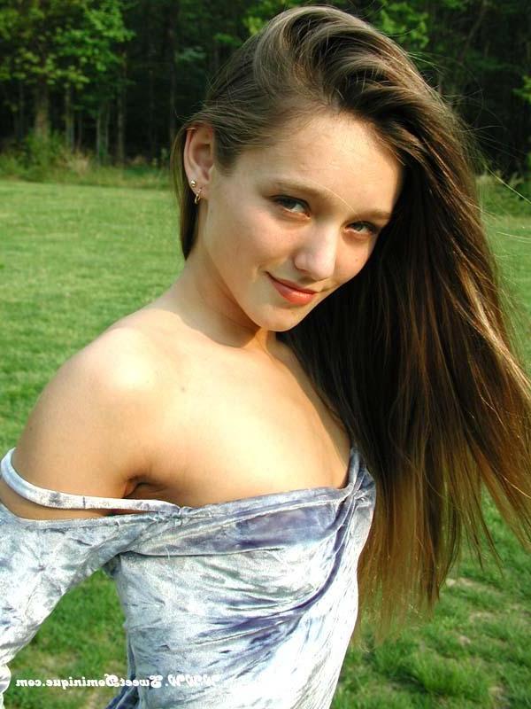 15P Pictures of Sweet Dominique teasing in a park