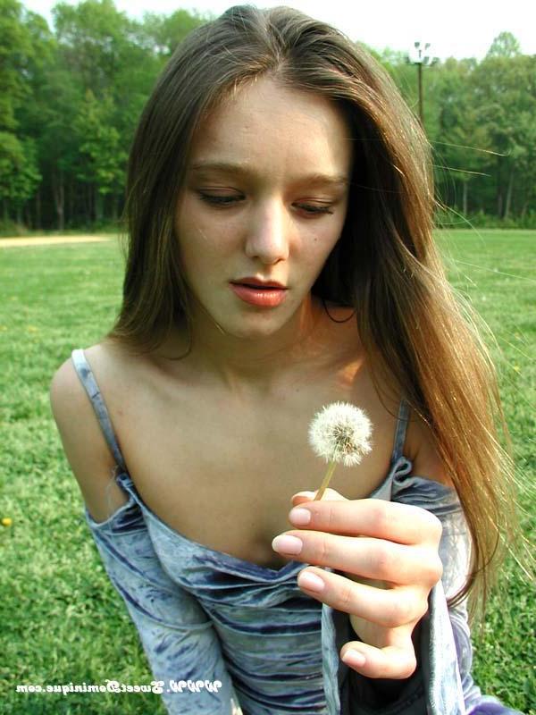 15P Pictures of Sweet Dominique teasing in a park