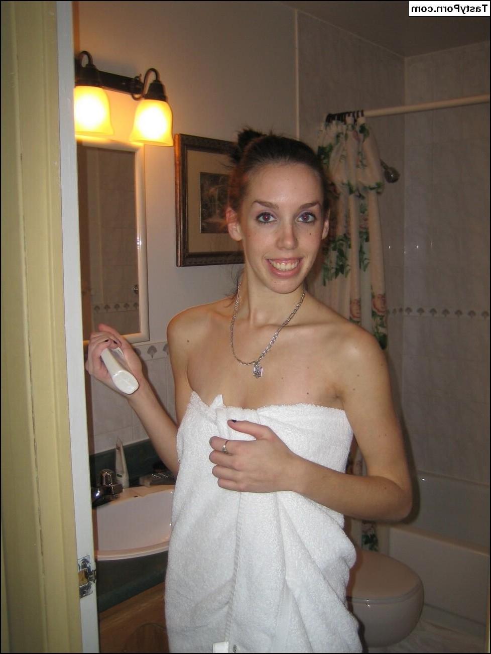 20P Pictures of Tasty Julie bending over to show you her pussy