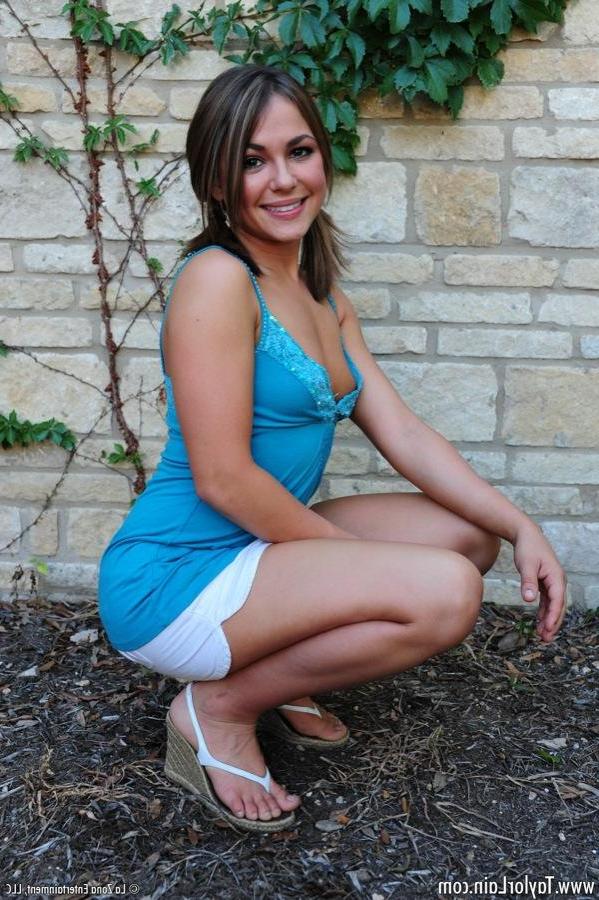 15P Pics of Taylor Lain getting on all fours to spread her perfect pussy
