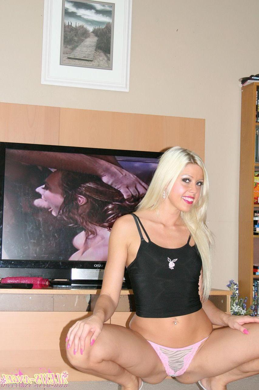 16P Pictures of Alexis Angel showing off her hot ass