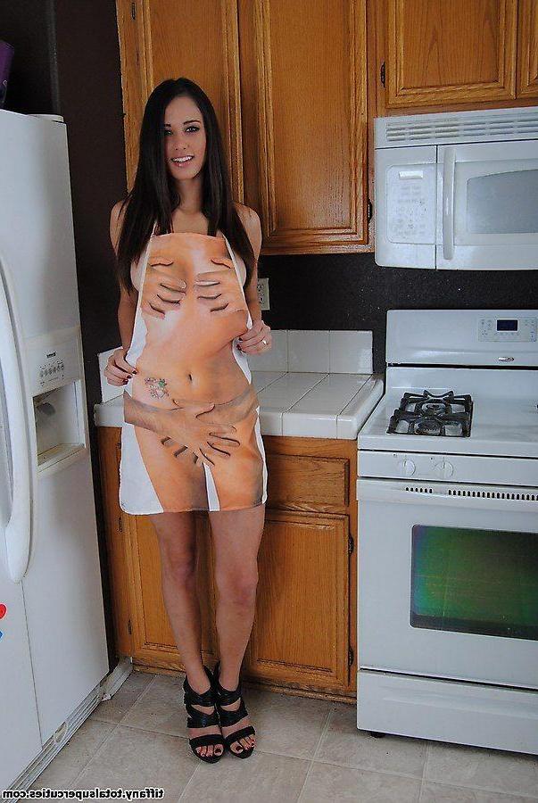 20P Pictures of Tiffany bending over for you in the kitchen