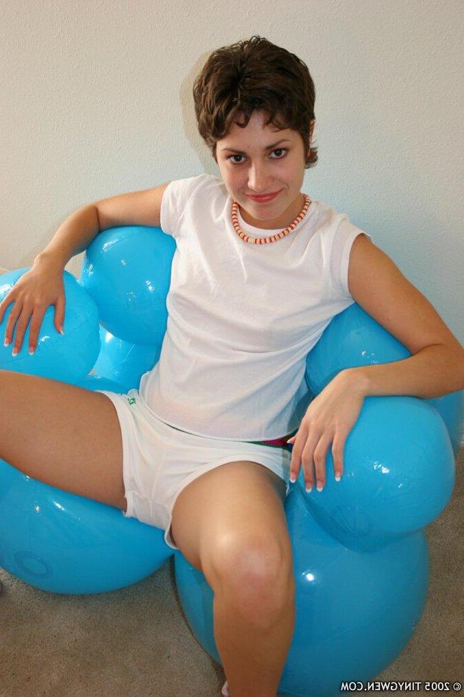 15P Pictures of Tiny Gwen stripping to her panties