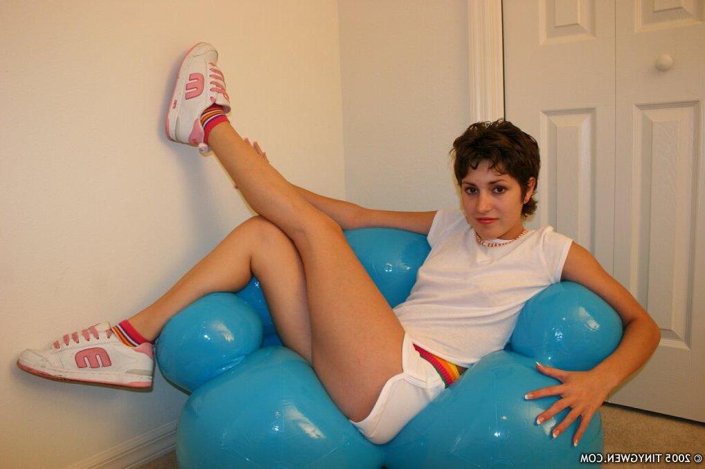 15P Pictures of Tiny Gwen stripping to her panties