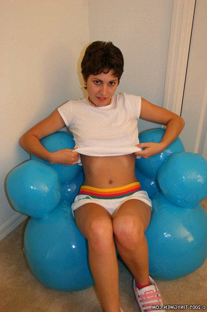 15P Pictures of Tiny Gwen stripping to her panties
