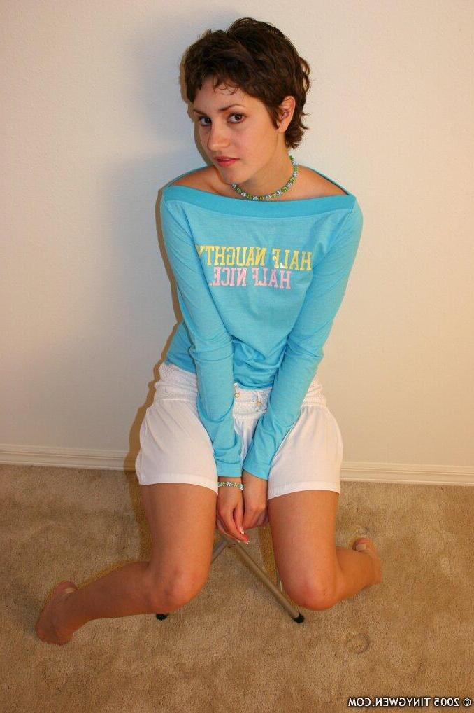 15P Pictures of teen star Tiny Gwen stripping naked for you