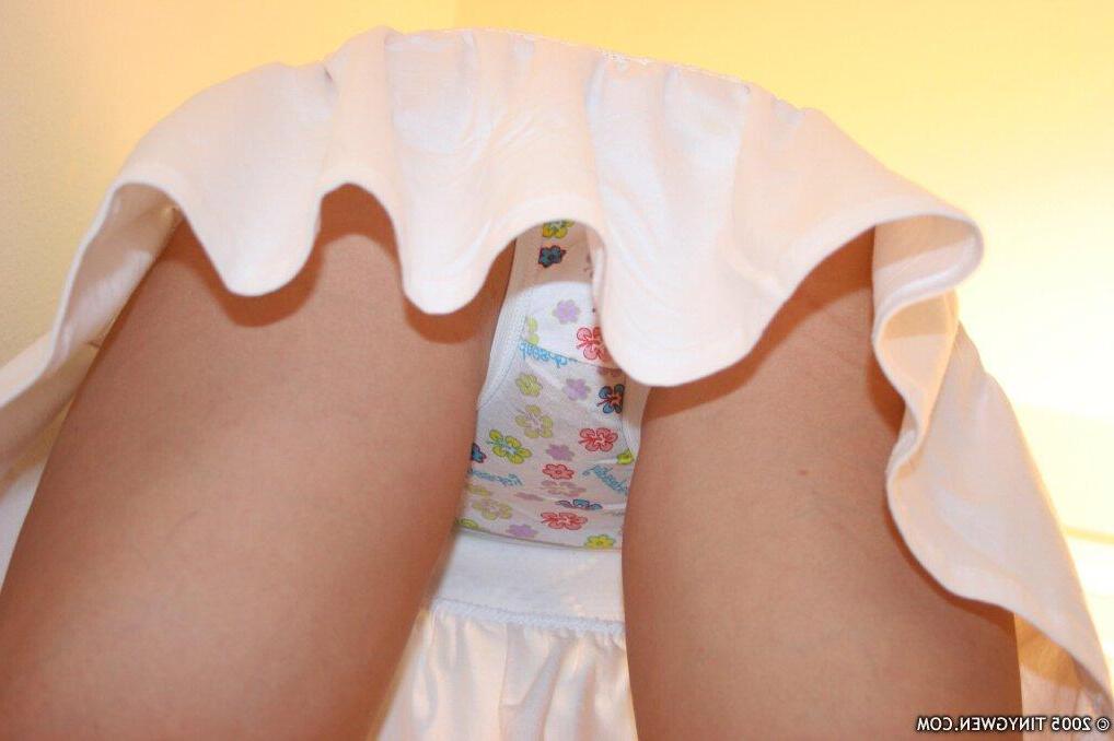 15P Pictures of teen star Tiny Gwen stripping naked for you