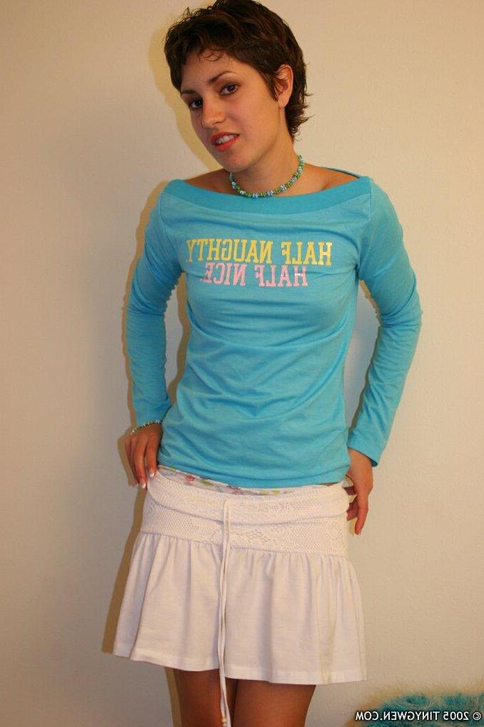 15P Pictures of teen star Tiny Gwen stripping naked for you