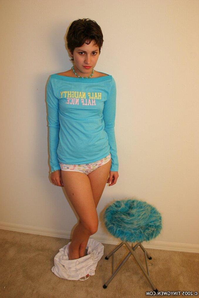 15P Pictures of teen star Tiny Gwen stripping naked for you