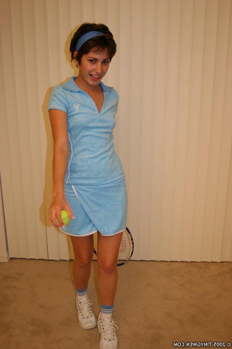 15P Pictures of Tiny Gwen exposing her tits while she plays tennis