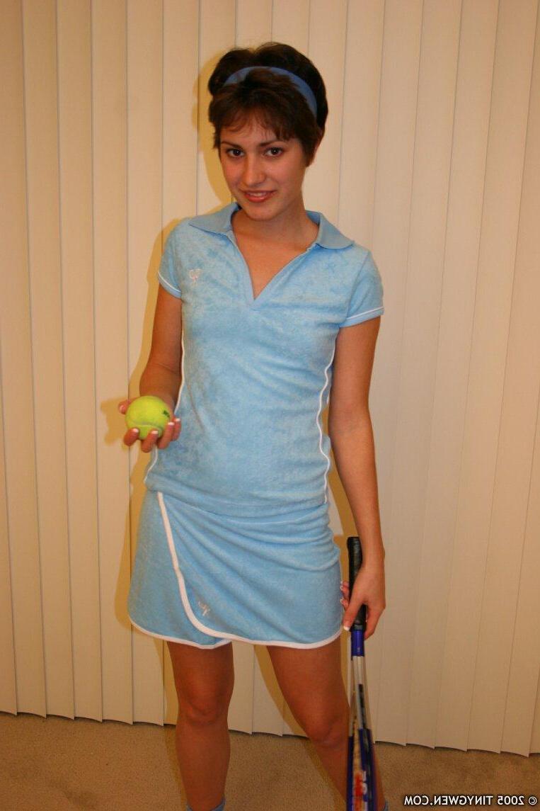 15P Pictures of Tiny Gwen exposing her tits while she plays tennis