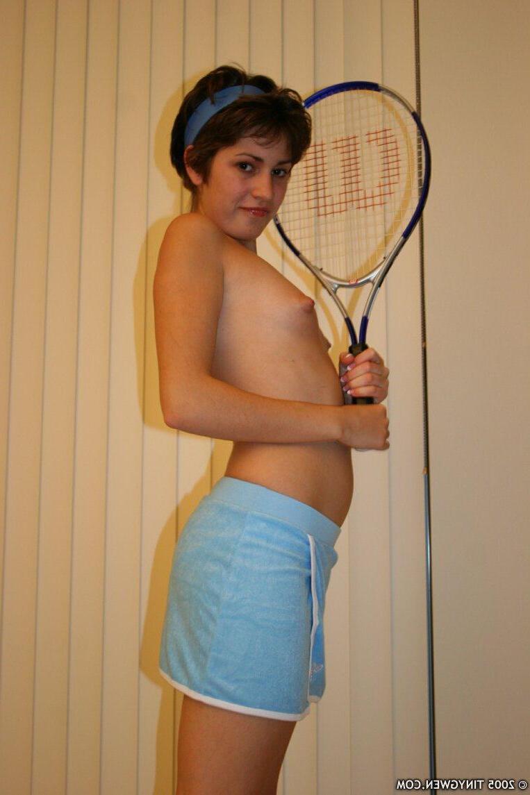15P Pictures of Tiny Gwen exposing her tits while she plays tennis