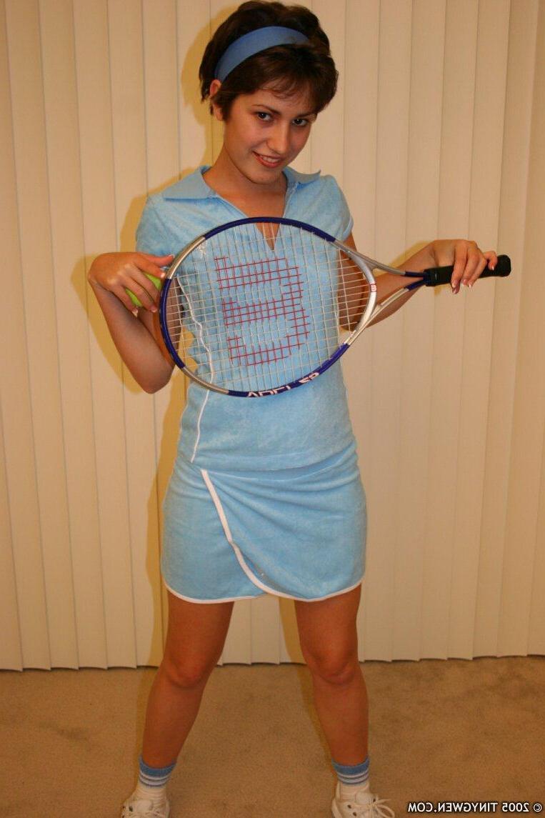 15P Pictures of Tiny Gwen exposing her tits while she plays tennis