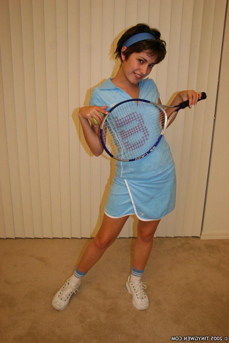15P Pictures of Tiny Gwen exposing her tits while she plays tennis