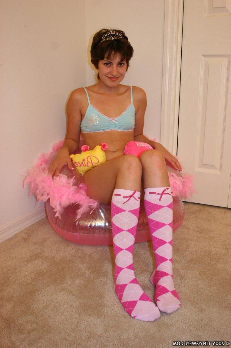 15P Pictures of teen cutie Tiny Gwen stripping to her socks