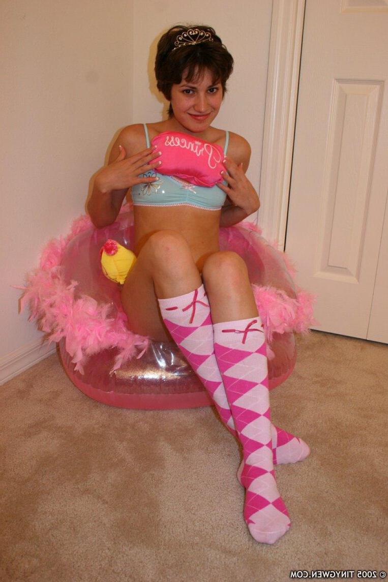 15P Pictures of teen cutie Tiny Gwen stripping to her socks