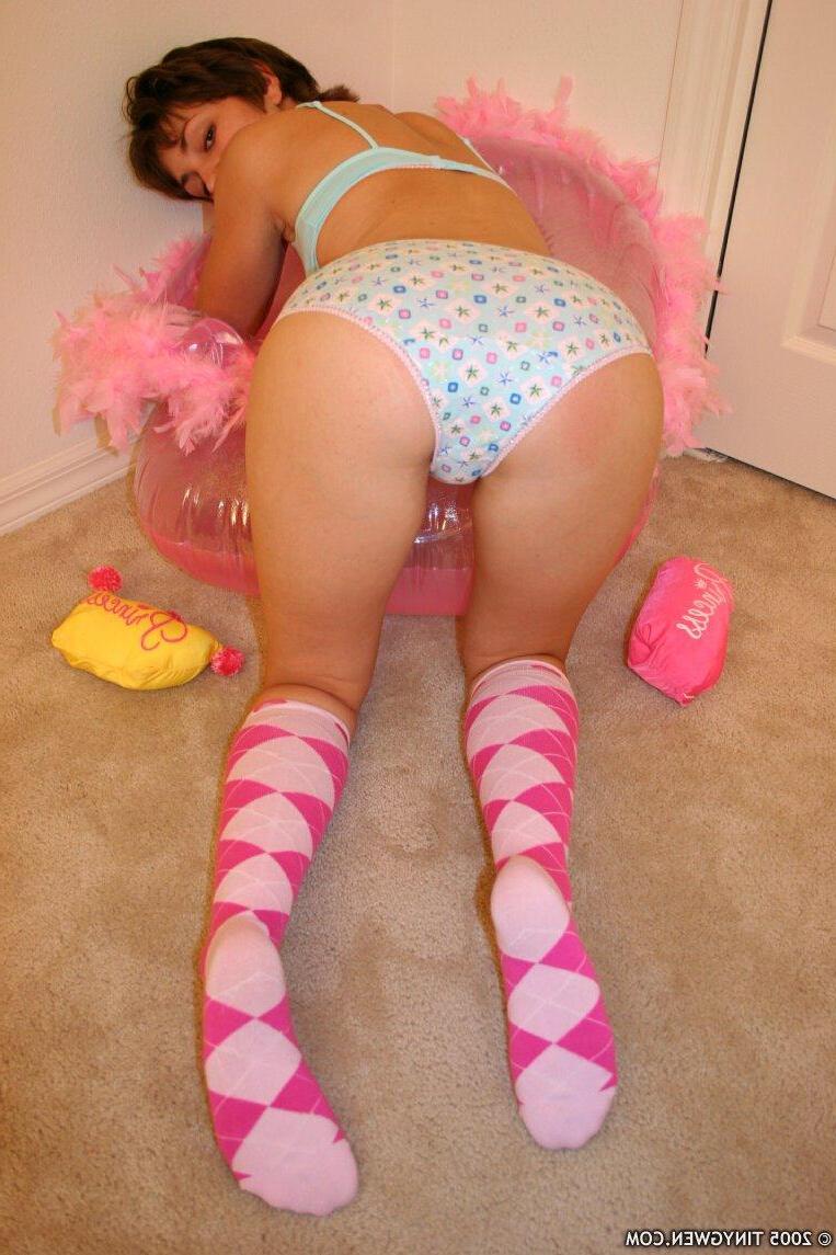 15P Pictures of teen cutie Tiny Gwen stripping to her socks