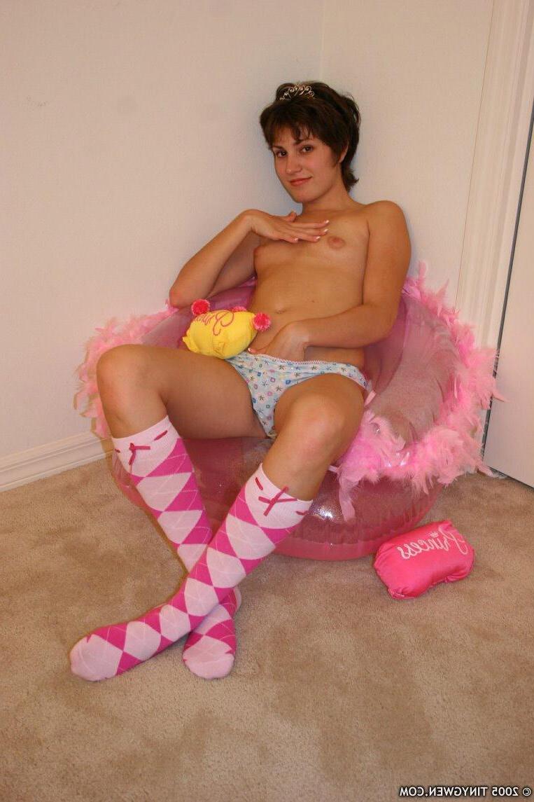 15P Pictures of teen cutie Tiny Gwen stripping to her socks