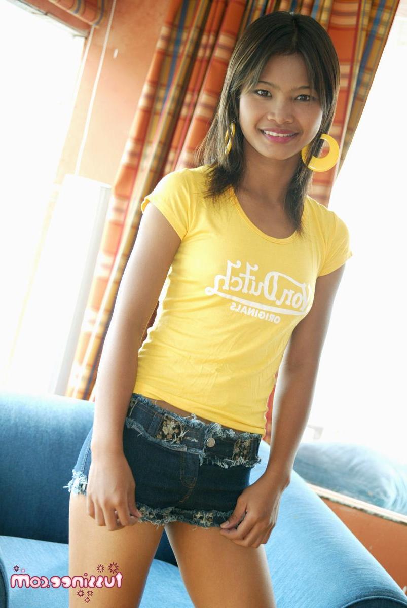 20P Pictures of Tussinee Teen teasing in short shorts