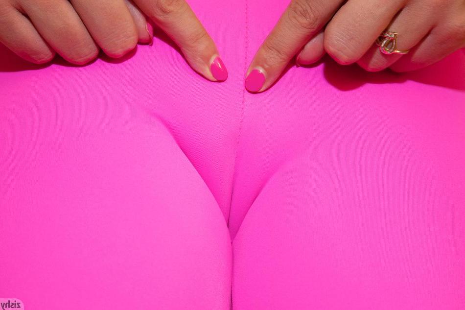 8P Blonde babe Veronica Weston teases in her yoga pants