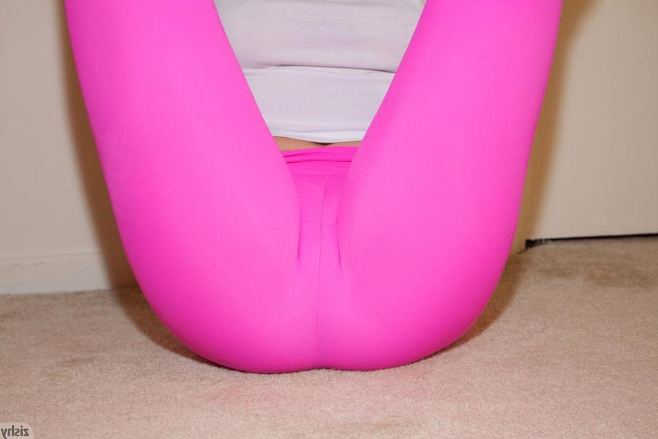 8P Blonde babe Veronica Weston teases in her yoga pants