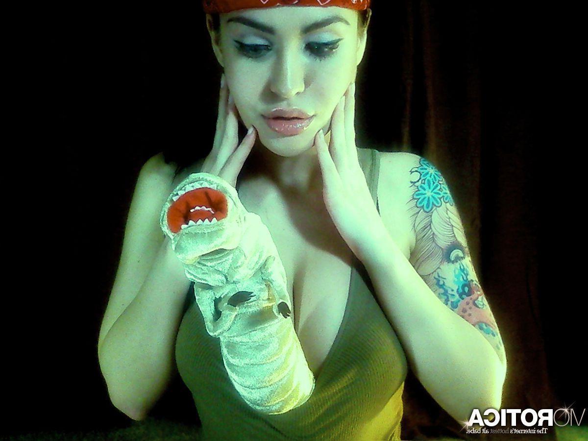 15P Pictures of Viorotica being a cock-tease on cam