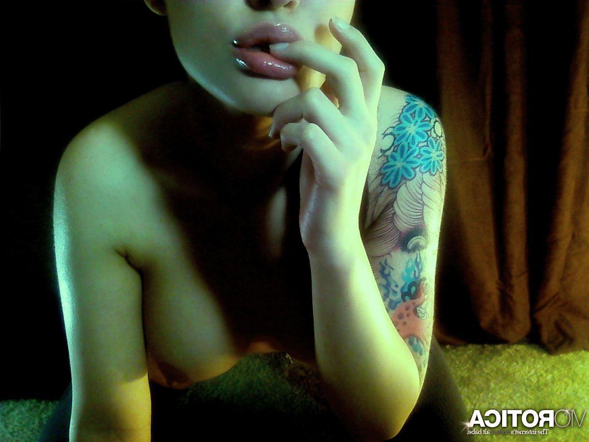15P Pictures of Viorotica being a cock-tease on cam