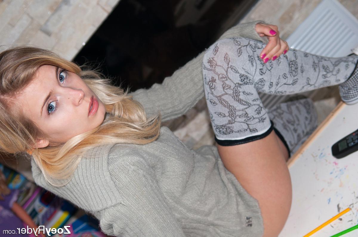 15P Teen hottie Zoey Ryder teases i her sweater