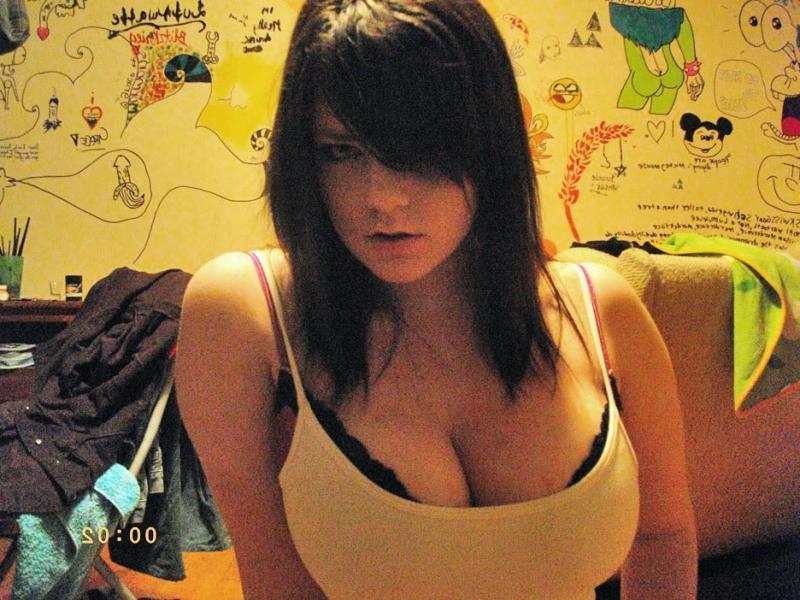 16P Hot GFs take and share selfies of their badass bodies