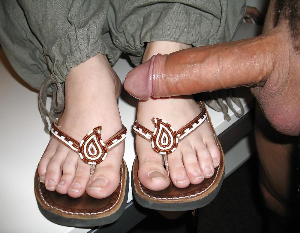 21P Footjob feet in flip flops