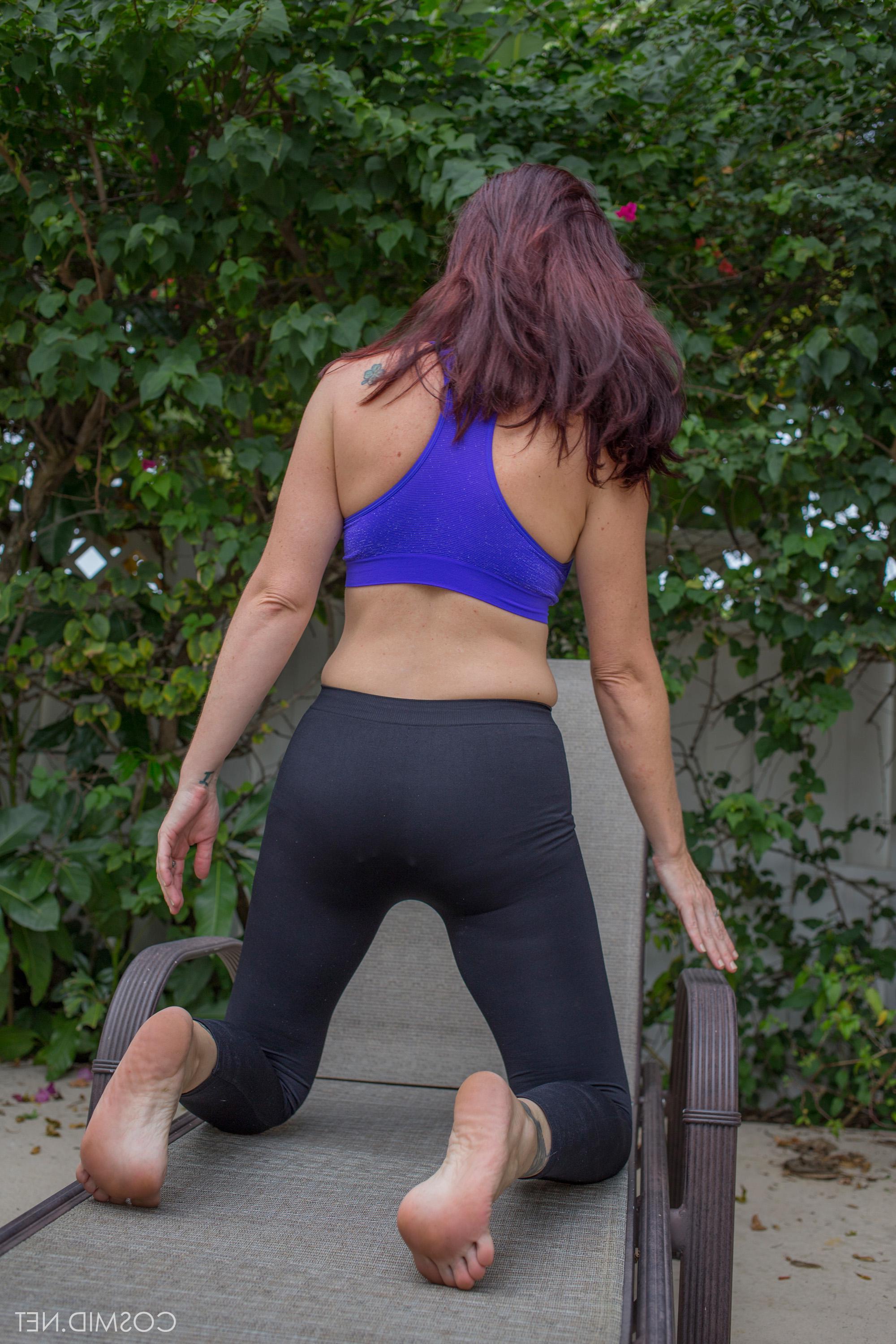 16P Hot girl Andy Adams strips out of her yoga pants in the back yard