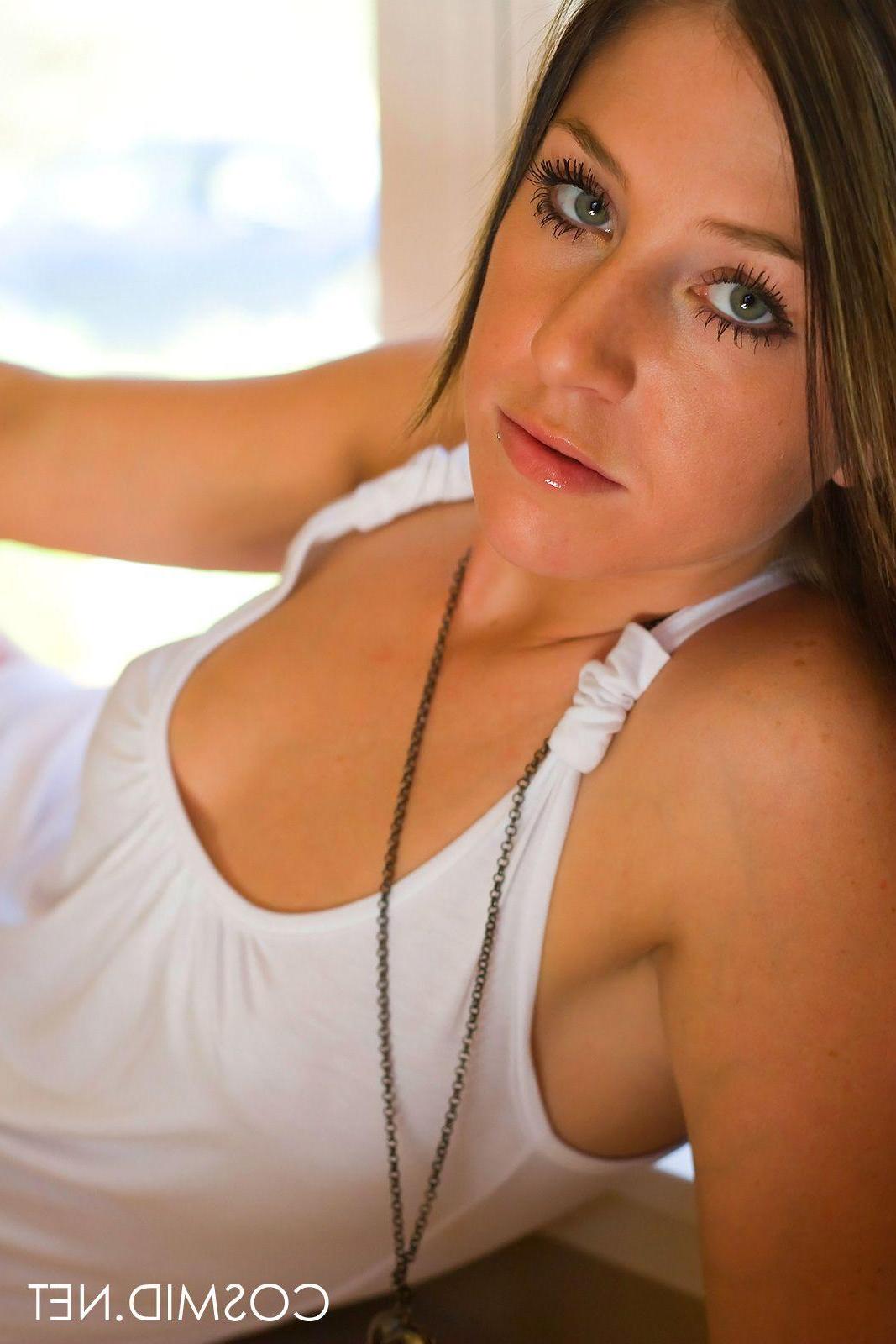 16P Pictures of a hot amateur stripping for you