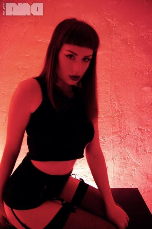 15P Alt model Lola Vee shows off her hot body on cam